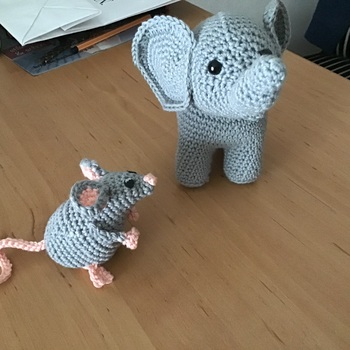 Elefant und Maus gehen baden. Da sagt der Elefant:“ Oh Gott!! Ich habe meine Badehose vergessen.““Ist nicht schlimm“, sagt die Maus, „ich habe zwei. Ich leihe dir eine.“ 😆😢