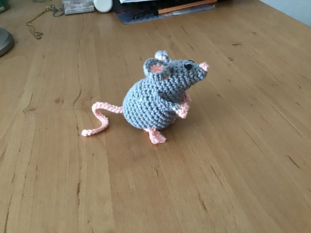 Realistische kleine Maus. Häkelanleitung