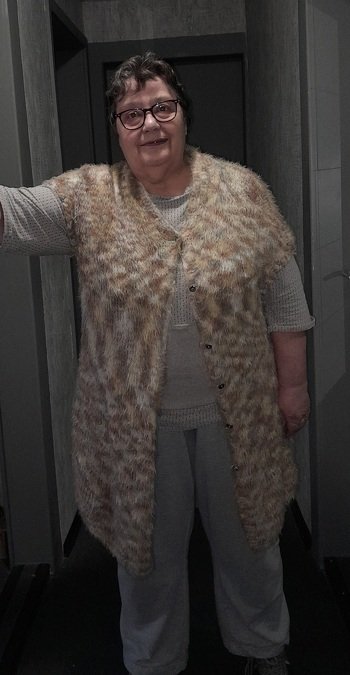 das war mal eine Strickjacke die mir viel zu groß wurde, nun ist es eine Ärmelose Weste und ich kann sie wieder tragen :-)