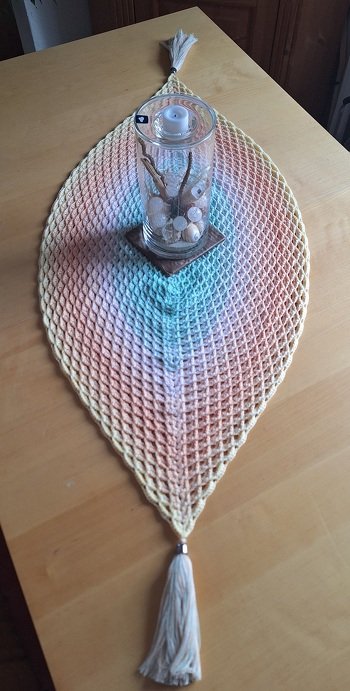 Gearbeitet mit einem eigenen gewickelten Farbverlaufsbobbel 3-fädig 1000m /200g
NS 3,5mn