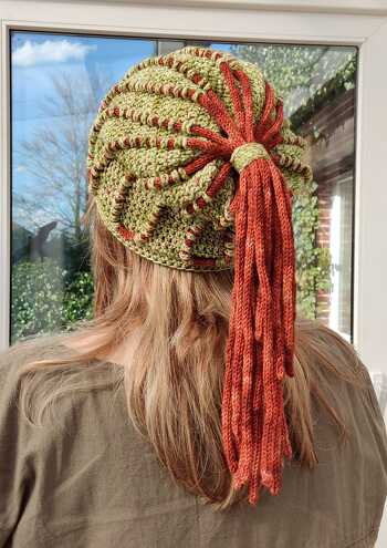 Tolle, verständliche Anleitung.
Ich habe für die Mütze etwas dünnere Wolle genommen, daher einen Umfang von 80 M.
Von dem Ergebnis bin ich total begeistert.
Mütze oder Beanie 