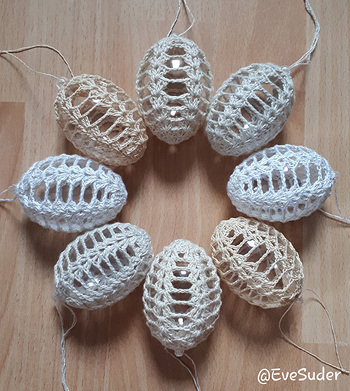 Unser diesjähriger Osterstrauß hat mit diesen Häkeleiern sein ultimatives Upgrade bekommen. :) Hat sehr viel Spaß gemacht sie zu fertigen, deshalb sind es auch gleich 8 Stück geworden.