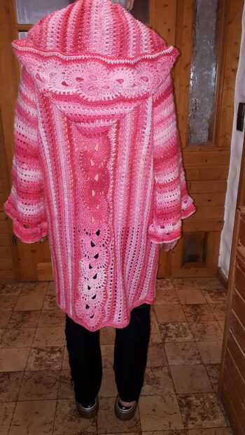 Hat nach kleineren Schwierigkeiten bei den Ornamenten gut geklappt. Allerdings habe ich bei den halben Stäbchen in die hinteren 2 Maschen eingestochen, dadurch bleibt es stabiler und sieht genauso hübsch aus. Die Ärmel habe ich als Fledermausärmel gemacht mit einer Bordüre als Rand. Ich denke daß war meine Meisterleistung.