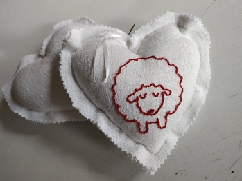 Zuerst gestickt, dann ein Herz daraus genäht.
Upcycling einer Tischdecke - Flohmarktfund