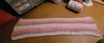 BABYDECKE mit Federmuster gehäkelt. Muss ich noch zurnde Häkeln.
Ist nur der letzte Zwischenstand zurzeit. Danach habe ich gewisse zeit nicht mehr weiter gehäkelt.  Und werde die nächsten Wochen weiter Häkeln es werden 2 Knäul von Wolle verarbeitet die Streifen ergeben sich von Wolle automatisch.  Wolle stammt von ACTION (Laden)