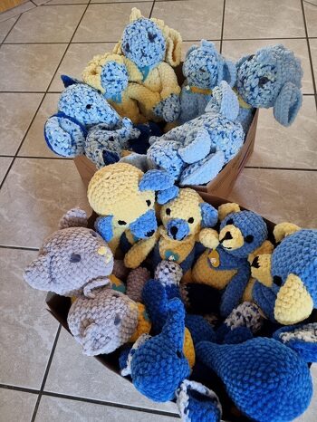 Diese Häkelpärchen in  den Nationalarben der Ukraine blau und gelb habe ich für ankommende Flüchtlingskinder gehäkelt.