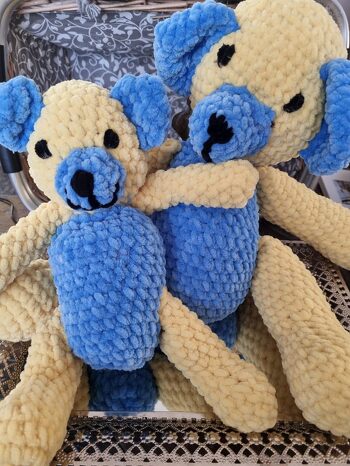 Diese Häkelpärchen in  den Nationalarben der Ukraine blau und gelb habe ich für ankommende Flüchtlingskinder gehäkelt.