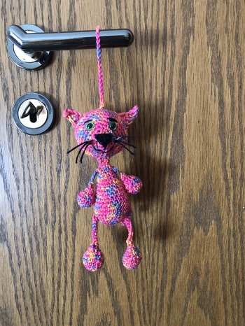 Die Katze ist so schön einfach nachzuarbeiten. Es hat wirklich Spaß gemacht. Sie wird demnächst wahrscheinlich an dem Schulrucksack meines Enkels hängen und sieht so lustig aus. 😂