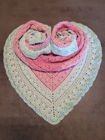 Das tolle Tuch Reichweite hat mega Spaß gemacht und geht super schnell
Ich hatte ein Tuch noch nie so schnell fertig
Mein neues Lieblingstuch ❤️