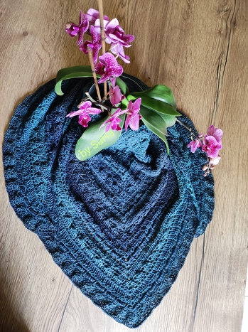 Ein wirklich tolles Tuch ,tolle Anleitung und leichtverständlich ,Fernsehtauglich ❤️