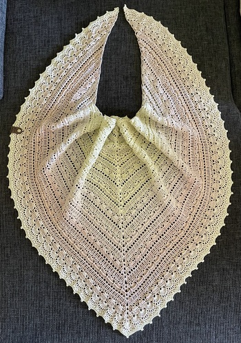 Tuch Reichweite von WollholicClaudia aus 1.200 m/4fädigem Farbverlaufsgarn, gehäkelt mit Nadel Nr. 3,5