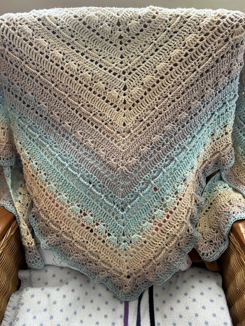 Tuch Reichweite von WollholicClaudia. 1000m4fädig gehäkelt mit Nadelstärke 4