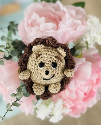 Einfach mal so, ohne besondere Anleitung , habe ich das Igelbaby gehäkelt