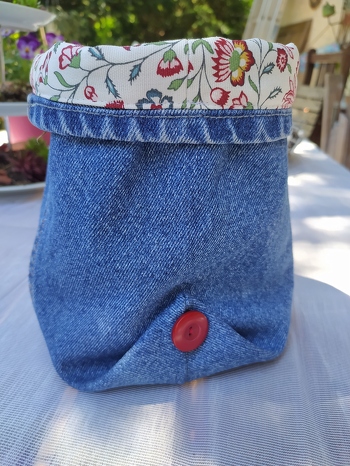 Eine alte Jeans musste dran glauben - ein Geschenk für meine Freundin.
Habe das Körbchen mit einem Vlies verstärkt.
