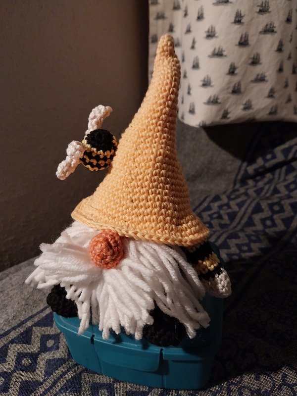 Bee gnome crochet pattern in english and german