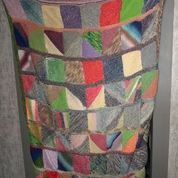Decke aus recylclter und gekaufter Wolle im Patchwork gestrickt