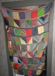 Decke aus recylclter und gekaufter Wolle im Patchwork gestrickt