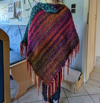 Kinderponcho.
Etwa 55 x 55 cm.
Stäbchen gehäkelt.
Hat ein bisschen gedauert, ging aber ganz gut.
Und das Kind ist begeistert.
