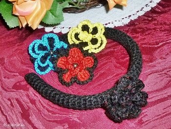 Haarreif mit unterschiedlichen Blüten, die mit einem Druckknopf befestigt werden... so hat Frau immer einen Haarreif passend zum Outfit.