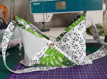 Danke für euer Lob , aber je länger ich mir die Tasche anschaute, um so weniger hats mir gefallen also Trenner geschnappt und das ganze wieder ausnander genommen und neu gestaltet. Mir waren die beiden Seitenteile viel zu hoch sah in meinen Augen unmöglich aus. nur isse wieder fertig und hier seht ihr das sie mM nach gewonnen hat.