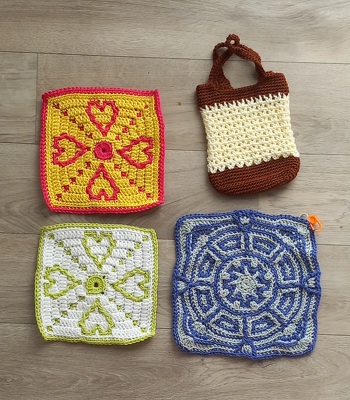 wieder einmal Mosaike gehäkelt. Nach einer Youtoube AL. Was für zwischendurch.
Die kleine Häkeltasche hab ich von einem Foto abgehäkelt