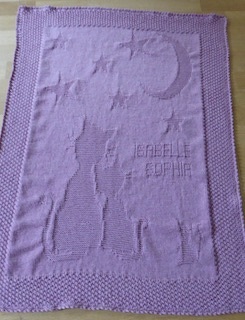 Babydecke, entworfen von a-mano. Da ich die Krausrippen links stricke, ist meine seitenverkehrt zum Original.