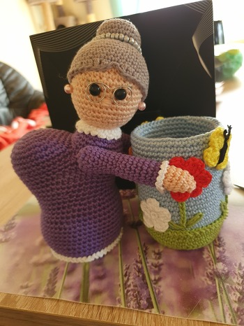 Eine tolle Anleitung, bin begeistert
https://www.crazypatterns.net/de/items/90764/haekelanleitung-eine-oma-fuer-alle-faelle