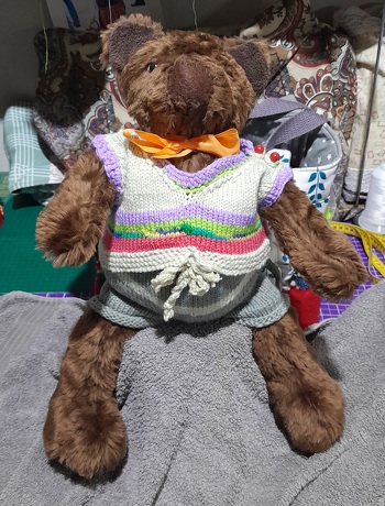 aus Resten nach eigenem Gutdünken gestrickt, ohne Vorlage