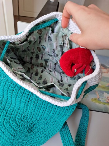 Innenfutter mit empfohlenem Stich angenäht, zusätzlich Taschen eingearbeitet