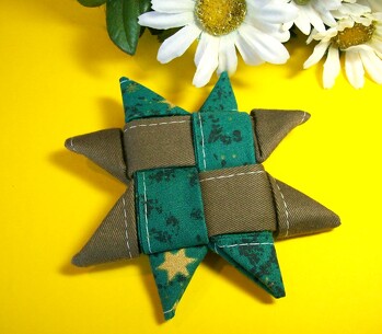 Fröbelstern -1- ... ich habe unzählige davon gemacht im Laufe der Zeit (in der Schule fing es ja schon an), aus Papier und Ramiband... aber dass man die auch nähen kann weiß ich erst seit gestern, man findet immer wieder mal was Schönes im www 😎
Ø ca 9,5 cm
*
*
*
*
*
*
*
*
* © -KreativFee-