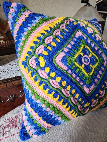 Kissenhülle 50 x 50 bis 60 x 60 cm, gehäkelt aus gründl Lisa Premium-Garn mit einer Nadelstärke 5,0. Die Anleitung ist eine Kaufanleitung von Petra Perle auf crazypatterns wobei ich bei dem Kissen nur den Mittelteil bis zu den Bögen zu 100 % ausgeführt habe. Die Randgestaltung ist von mir selbst kreiert.