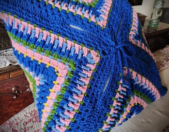 Kissenhülle 50 x 50 bis 60 x 60 cm, gehäkelt aus gründl Lisa Premium-Garn mit einer Nadelstärke 5,0. Die Anleitung ist eine Kaufanleitung von Petra Perle auf crazypatterns wobei ich bei dem Kissen nur den Mittelteil bis zu den Bögen zu 100 % ausgeführt habe. Die Randgestaltung ist von mir selbst kreiert. Hier ist die Rückseite mit einem Kordelverschluß zu sehen.