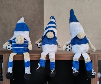 Im Auftrag von Schalke Fans gehäkelt.
Die Häkelnanleitung war gut verständlich auch für Häkelanfänger (wie ich es bin).