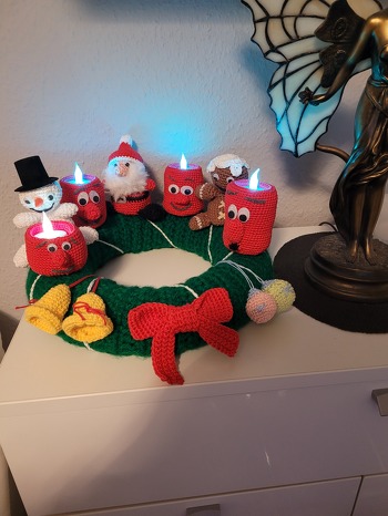 Das war mei  erster gehäkelter Adventskranz. Super süß und verschiedene Farben von den LED teelichter