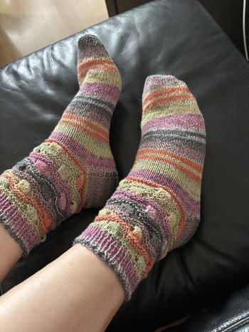 Socken im Bremer-muster mit dünnem Baumwollgarn gestrickt. Perfekt für Sommerabende, da sie nicht so warm halten, wie Wollsocken.