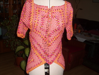 Habe das Shirt nach einer Anleitung von Petra Perle gemacht. Super erklärt. Dieses Shirt kann man wirklich passgenau anfertigen. Tolle Anleitung.
Anleitung. Einfaches Shirt mit 6 5-eckigen Granny´s + 2 4-eckigen Granny´s. Danke