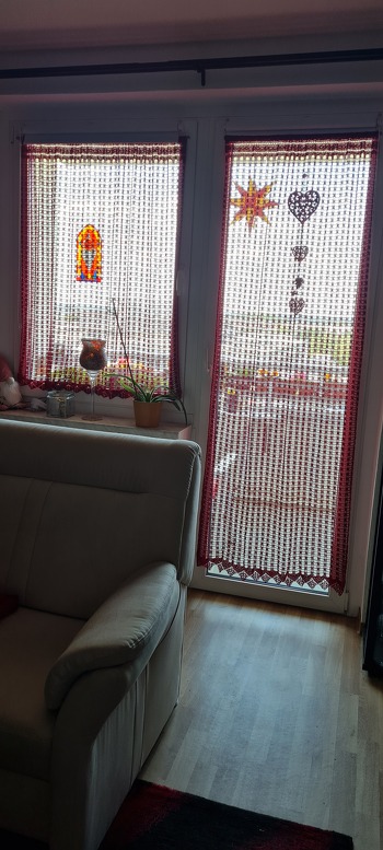 Für eine normale Hängegardine ist durch Vitrine und Fensterbrett zum Schieben kein Platz.So ganz ohne Gardine fand ich doof. Also mal was Anderes.