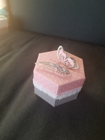 Mit der reich bebilderten anleitung leicht nachzuarbeiten. An stelle der bastblumen habe ich einen geprägten schmetterling genommen.