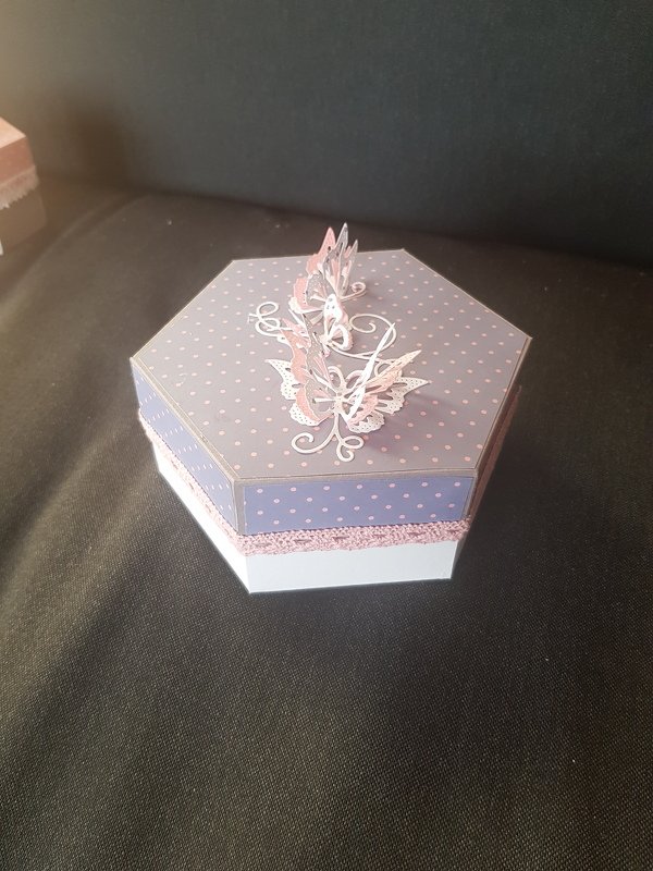 Geschenkschachtel in 4 Größen, sechseckig – Bastelanleitung mit Vorlagen.