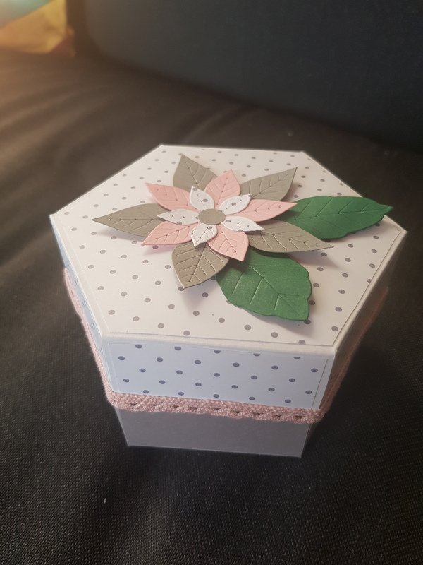 Geschenkschachtel in 4 Größen, sechseckig – Bastelanleitung mit Vorlagen.