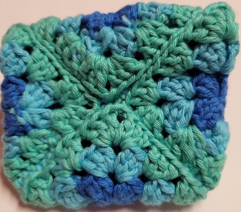 Es sieht nicht so symmetrisch wie auf den Beispielbildern aus, und auch das mit den Nähten hat nicht so geklappt wie beschrieben oder auf mi-lis Fotos.
Ich hoffe meiner Nichte gefällt es, angefertigt mit ihren Farben.
Angefertigt nach der Anleitung von mi-li http://www.crazypatterns.net/store/mi-li “