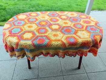 Neue Sommertischdecke für den Terrassentisch aus Papatya Batik mit NS5 gehäkelt.