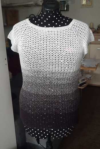 Ich fand die Anleitung sehr einfach geschrieben... Muster war auch easy und es flutschte nur so... ich würde es nur schöner finden, wenn der Rundenübergang eher unter den Armen ist, nicht hinten am Rücken... aber im Endeffekt ein super schönes Ergebnis. Danke.