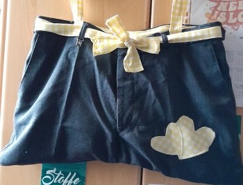 Rollatortasche aus einer alten Hose, gefüttert mit einer ausrangierten Tischdecke :-)