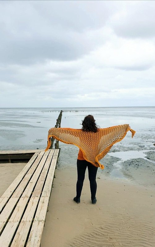 Häkelvorlage für ein wunderschönes Dreiecktuch mit Herbstlaub-Muster