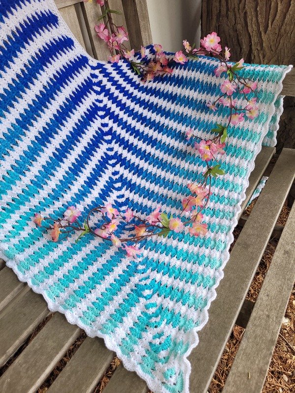 Häkelanleitung Kontrasttuch Colours II in moderner V-Form