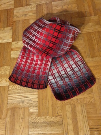 Der Schal ist flott von der Hand gegangen,  wenn man sich erst mal in die Strickweise eingefuchst hat. Und Doubleface macht süchtig auf ein nächstes Projekt.