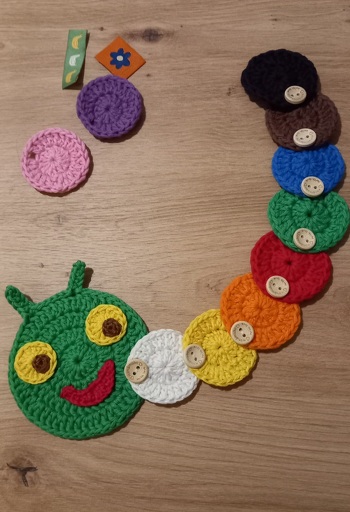 🐛🤶🎁    🐛🤶🎁    🐛🤶🎁    🐛🤶🎁
Ein Weihnachtsgeschenk für ein kleines Mädchen,
Zum Ab- und Anknöpfen, zum Zählen und Farben lernen.