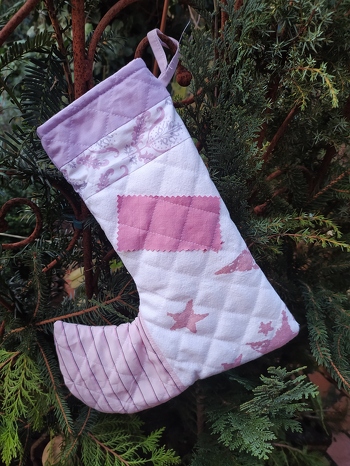 Hab nochmal  einen nikolausstiefel ausprobiert.
Genäht aus einem Tisch Läufer mit Glitzersternen