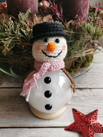Die Anleitung zu diesem Schneemannkopf für Weihnachtsdeko ist gut geschrieben und es gibt auch ein hilfreiches Video auf Youtube dazu, falls man es benötigen sollte.
Ich finde, das Endergebnis spricht für sich ☺️.